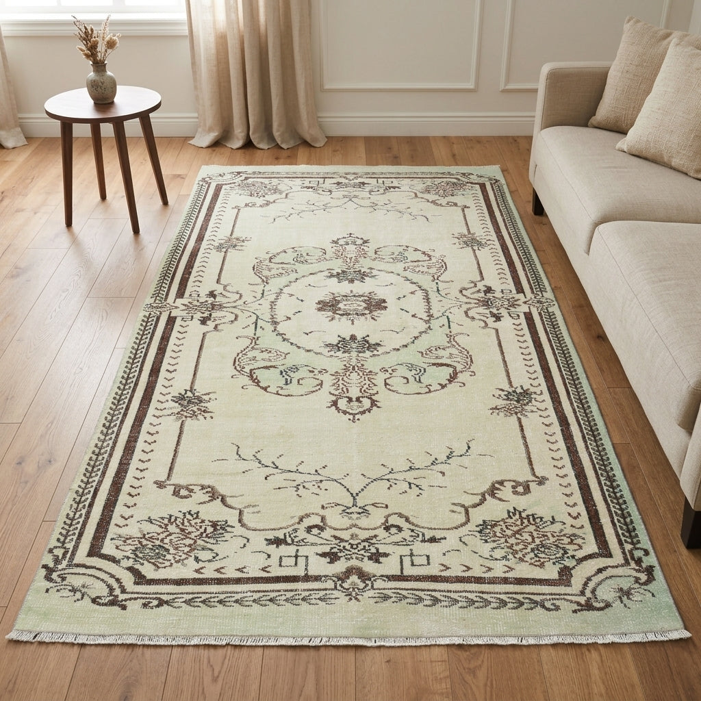 Oriental pattern on the Erasimira vintage area rug – handmade in Anatolia, Turkey