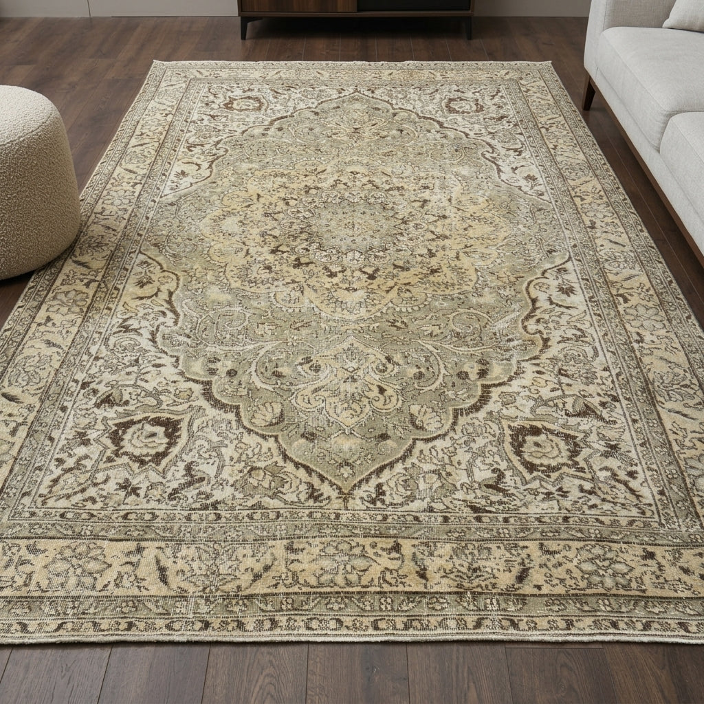 Oriental pattern on the Elpirhoda vintage area rug – handmade in the Persian region