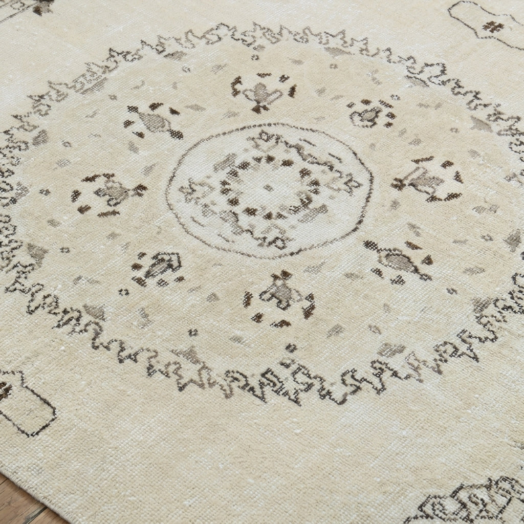 Medallion pattern on the Elpilampe vintage area rug – handmade in Anatolia, Turkey