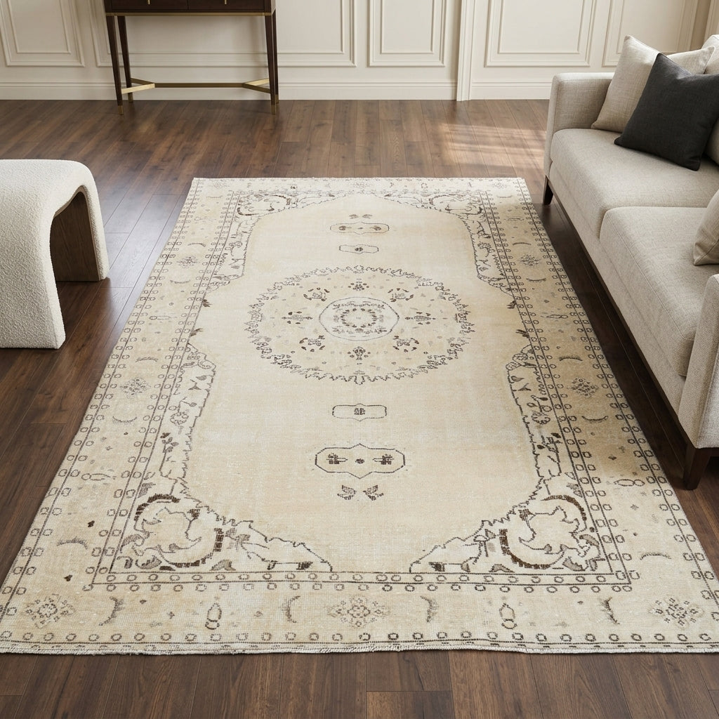 Medallion pattern on the Elpilampe vintage area rug – handmade in Anatolia, Turkey