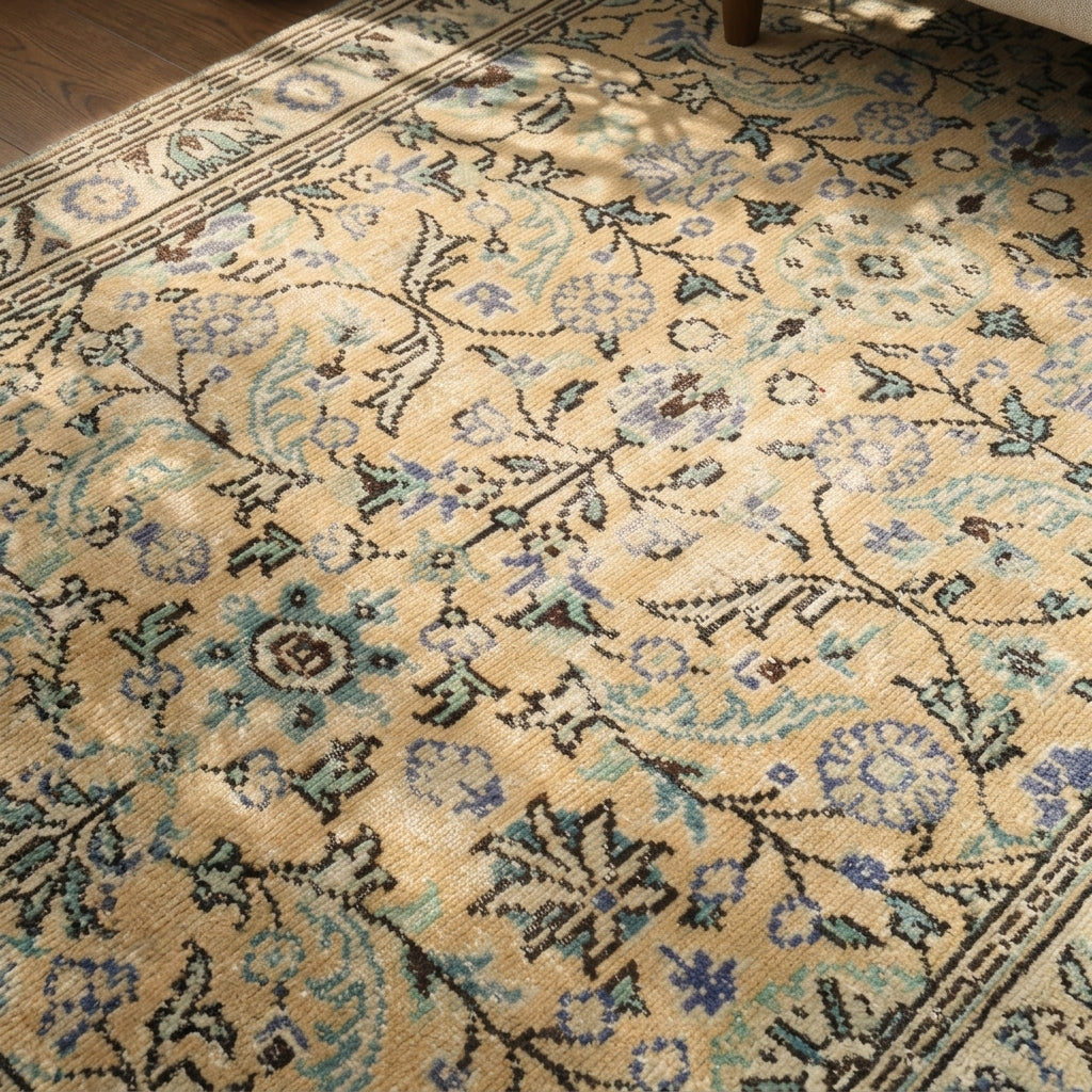 Floral pattern on the Elpigena vintage area rug – handmade in Anatolia, Turkey