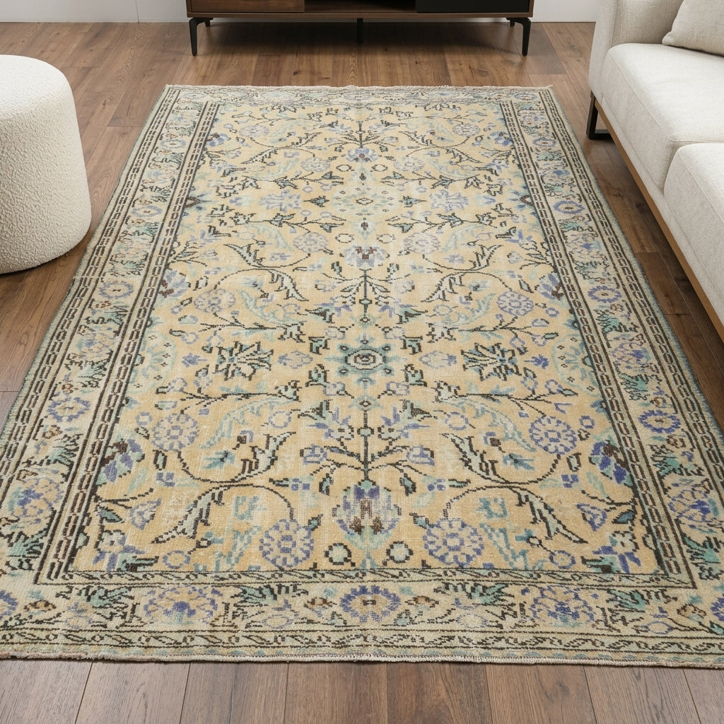 Floral pattern on the Elpigena vintage area rug – handmade in Anatolia, Turkey