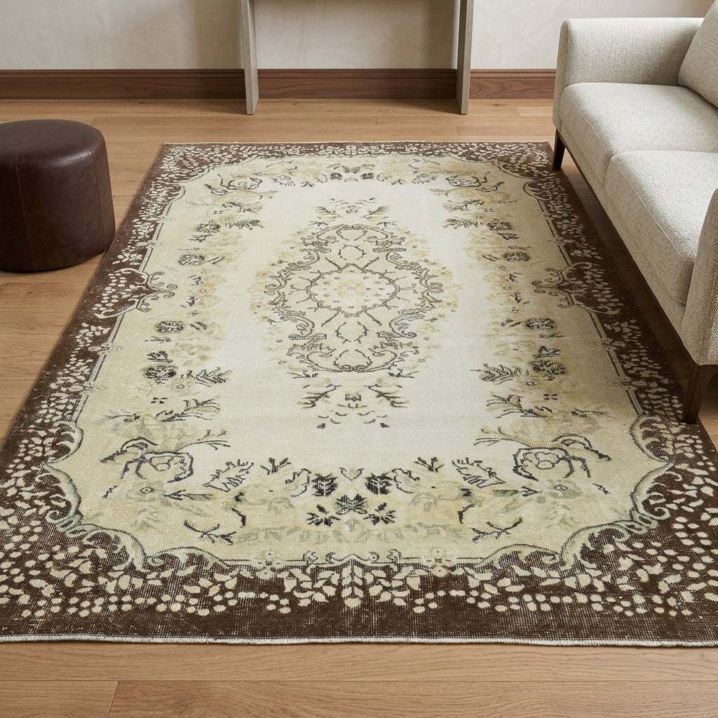 Oriental pattern on the Elmaspare vintage area rug – handmade in Anatolia, Turkey