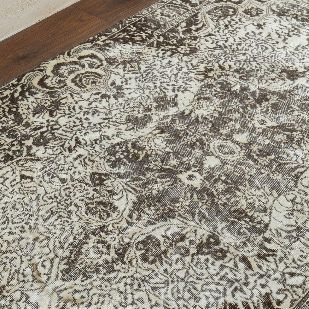 Oriental pattern on the Elmasima vintage area rug – handmade in Anatolia, Turkey