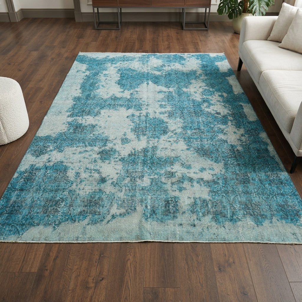 Solid pattern on the Elifsu distressed vintage area rug – handmade in Anatolia, Turkey
