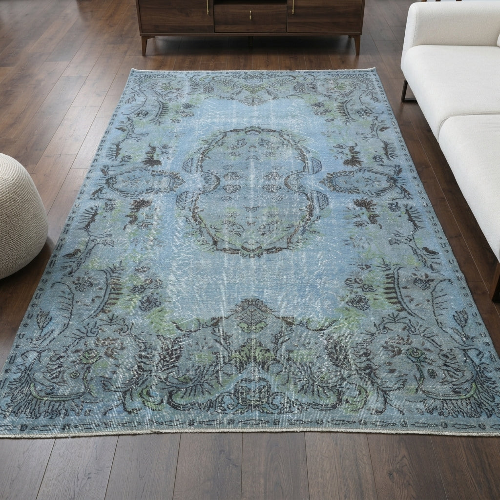 Oriental pattern on the Elifbike vintage area rug – handmade in Anatolia, Turkey