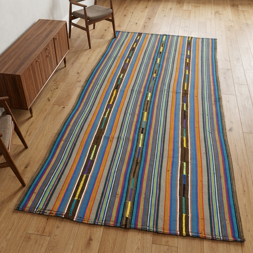 Striped pattern on the Kyanopheme vintage kilim rug – handwoven flatweave in Anatolia, Turkey