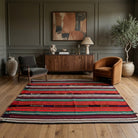 Striped pattern on the Berilpare vintage kilim rug – handwoven flatweave in Anatolia, Turkey