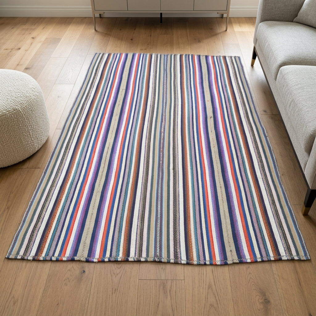 Striped pattern on the Dilaranaz vintage kilim rug – handwoven flatweave in Anatolia, Turkey