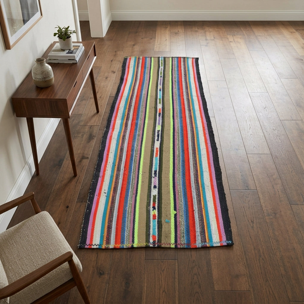 Striped pattern on the Kadifegul vintage kilim rug – handwoven flatweave in Anatolia, Turkey