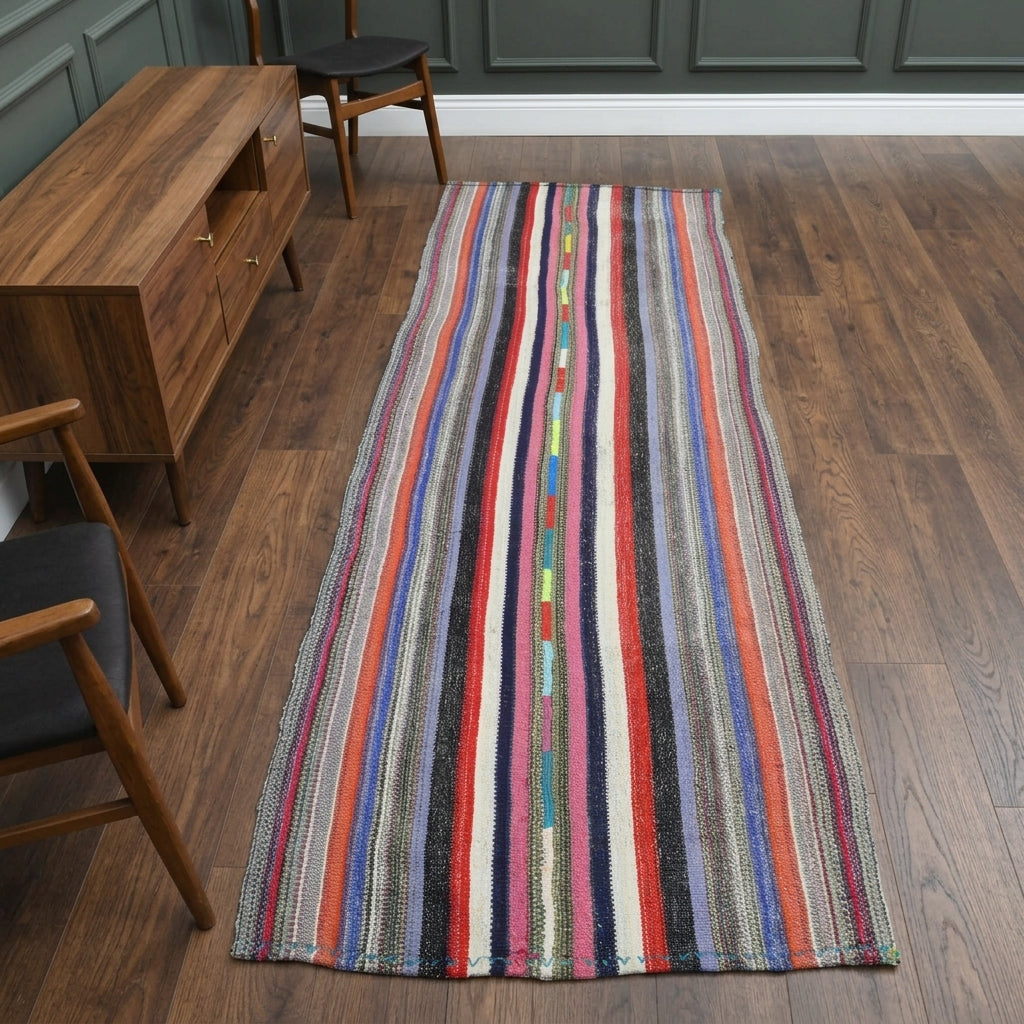 Striped pattern on the Isikmelek vintage kilim rug – handwoven flatweave in Anatolia, Turkey