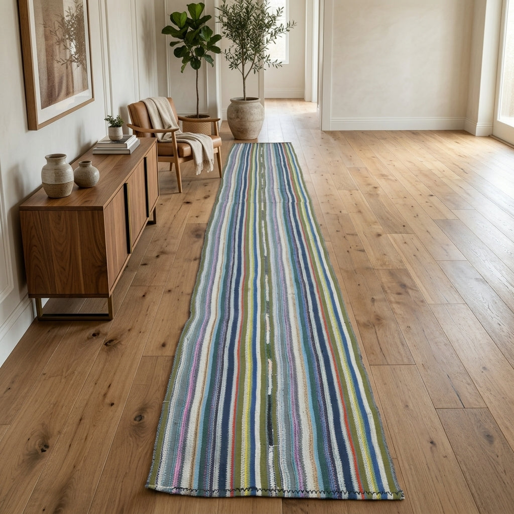 Striped pattern on the Isikefruz vintage kilim runner rug – handwoven flatweave in Anatolia, Turkey