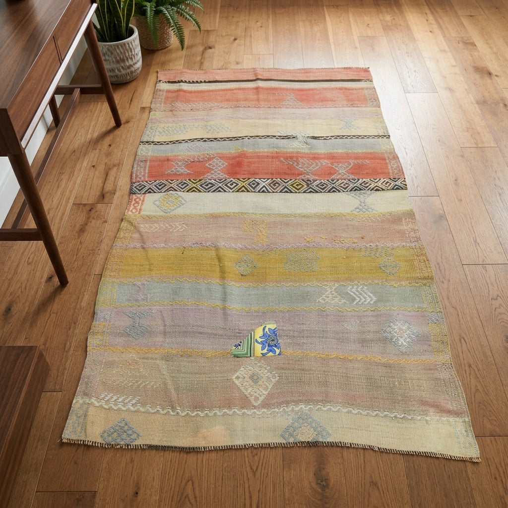 Ikat pattern on the Dutsu vintage kilim rug – handwoven flatweave in Anatolia, Turkey