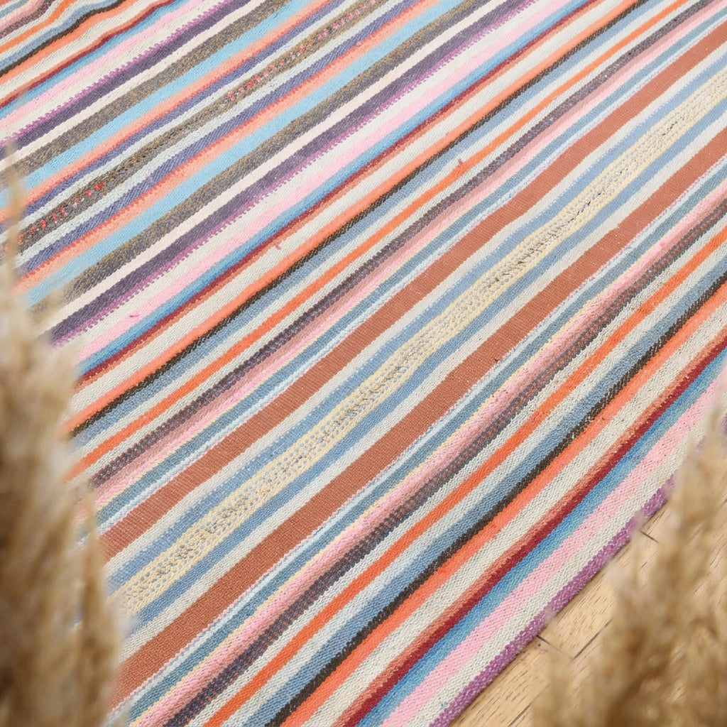Striped pattern on the Zerisik vintage kilim rug – handwoven flatweave in Anatolia, Turkey