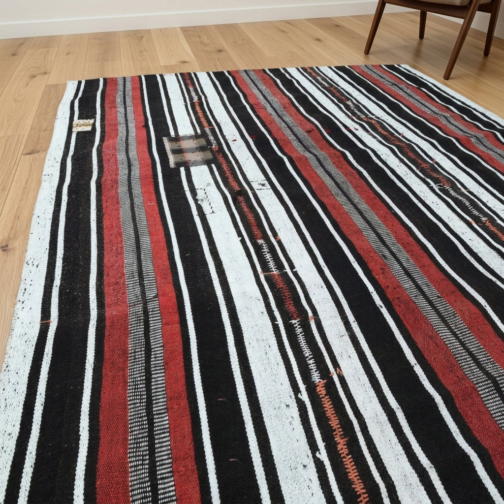 Striped pattern on the Suzandeniz vintage kilim rug – handwoven flatweave in Anatolia, Turkey
