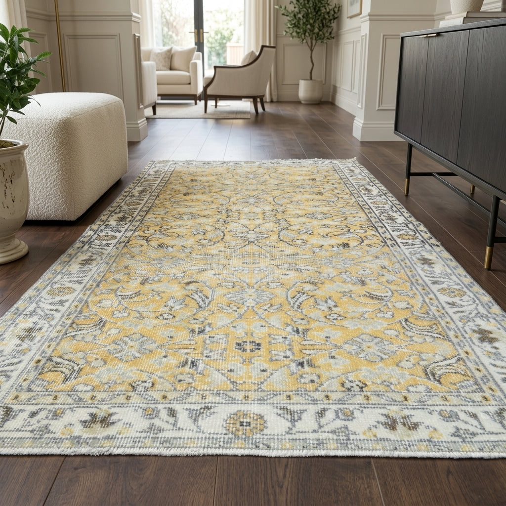 Oriental pattern on the Zephyrothalia vintage area rug – handmade in Anatolia, Turkey