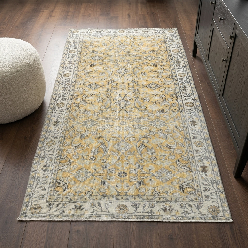 Oriental pattern on the Zephyrothalia vintage area rug – handmade in Anatolia, Turkey
