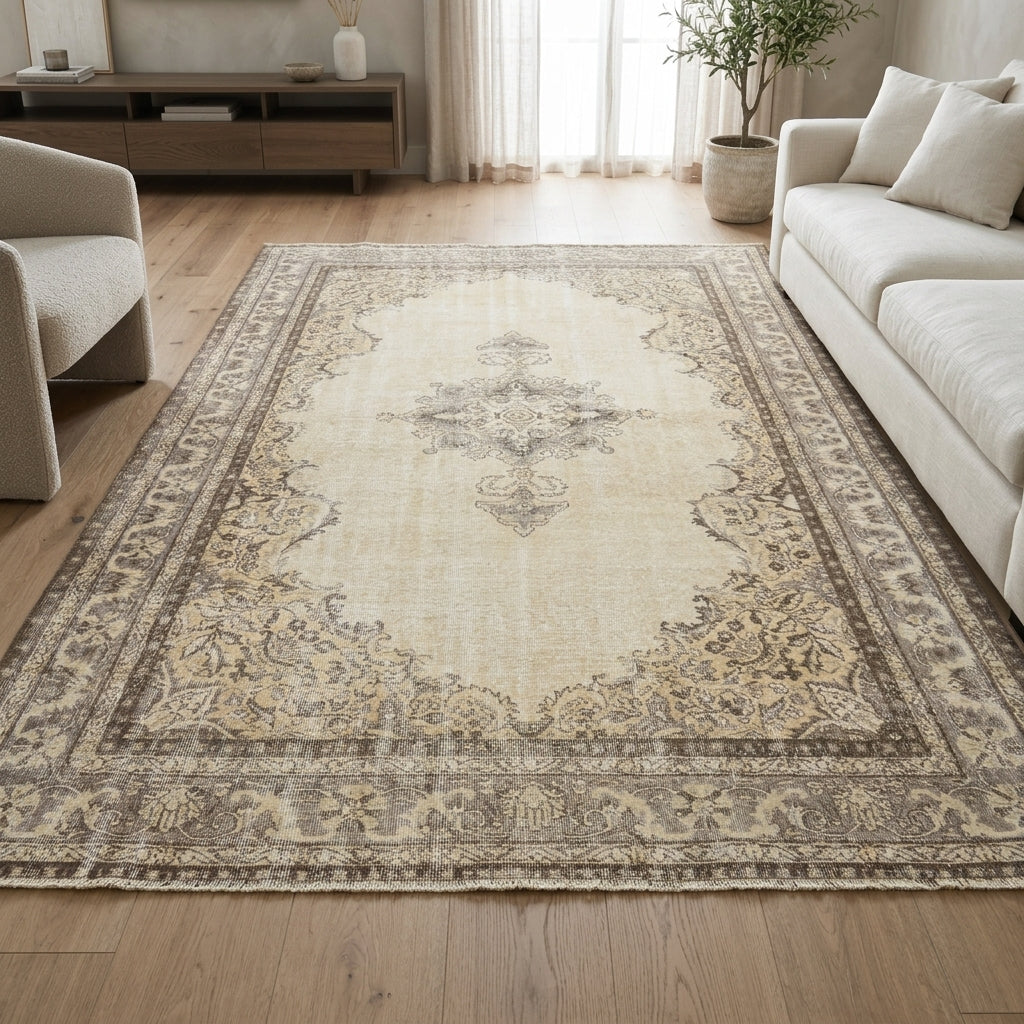 Oriental pattern on the Eleuthemelpe vintage area rug – handmade in Anatolia, Turkey