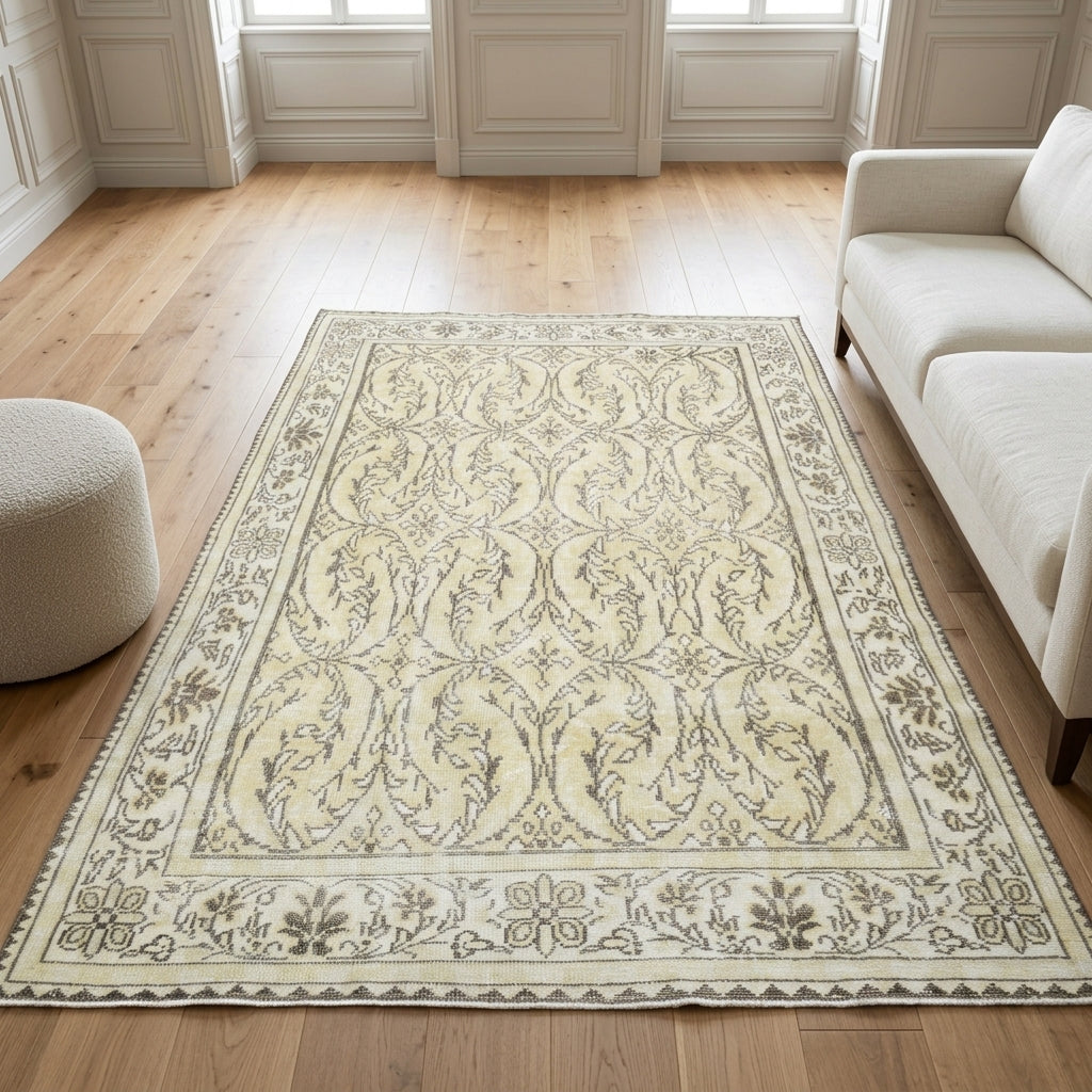 Floral pattern on the Eirenetima vintage area rug – handmade in Anatolia, Turkey