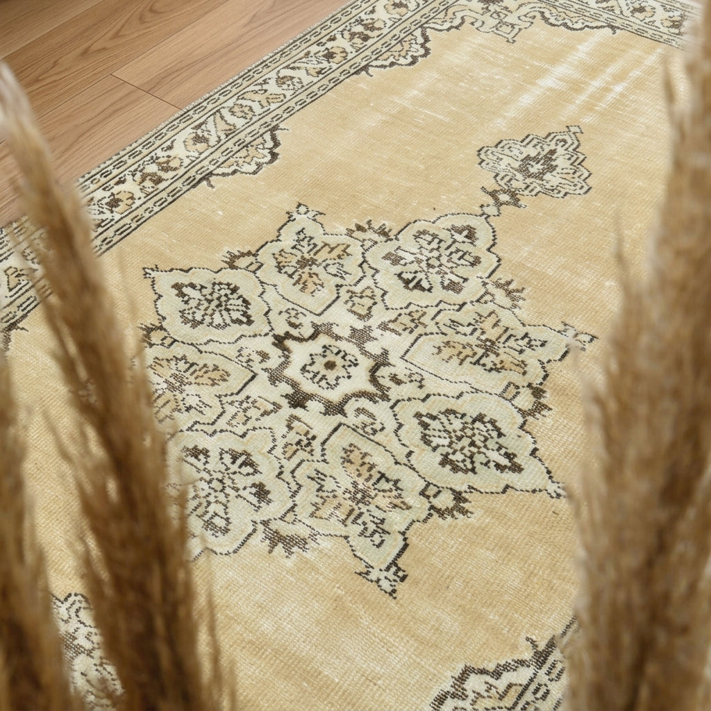 Oriental pattern on the Serindeniz vintage area rug – handmade in Anatolia, Turkey