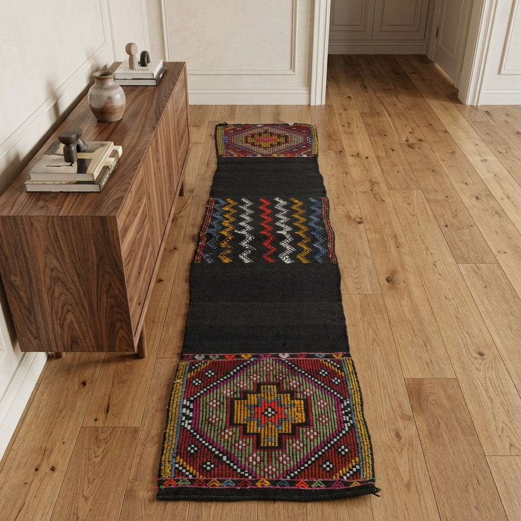 Oriental pattern on the Nazendegul vintage kilim runner rug – handwoven flatweave in Anatolia, Turkey