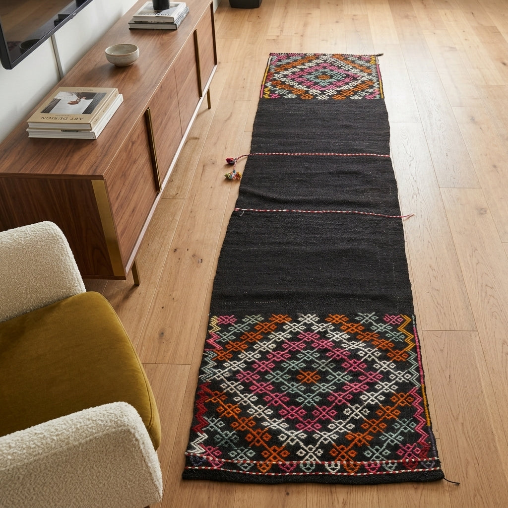 Oriental pattern on the Nazan vintage kilim runner rug – handwoven flatweave in Anatolia, Turkey