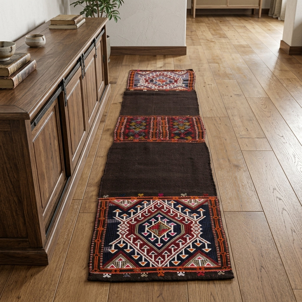 Oriental pattern on the Nausolampe vintage kilim runner rug – handwoven flatweave in Anatolia, Turkey