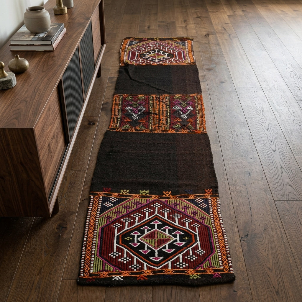 Oriental pattern on the Naiope 1980s vintage kilim runner rug – handwoven flatweave in Anatolia, Turkey