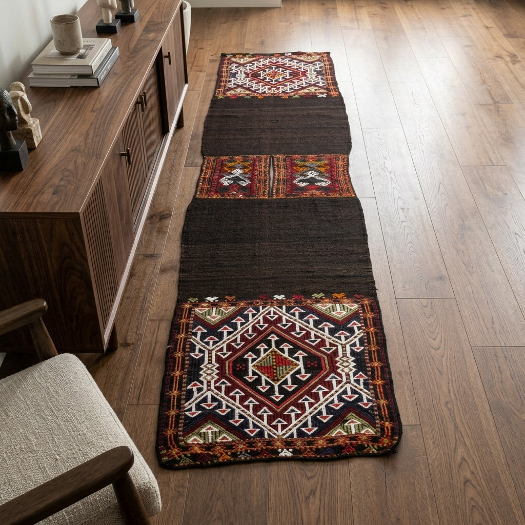 Oriental pattern on the Naiakrateia vintage kilim runner rug – handwoven flatweave in Anatolia, Turkey