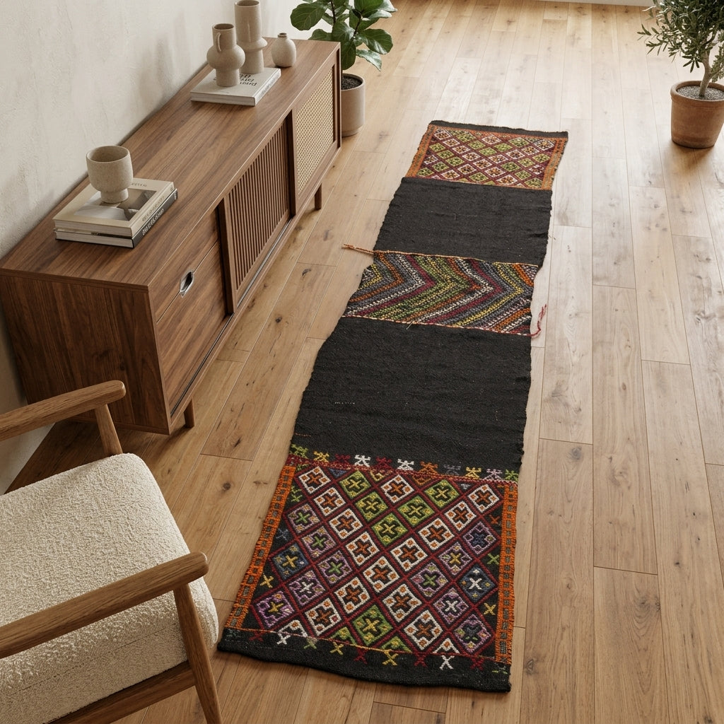 Oriental pattern on the Myrtophile vintage kilim runner rug – handwoven flatweave in Anatolia, Turkey