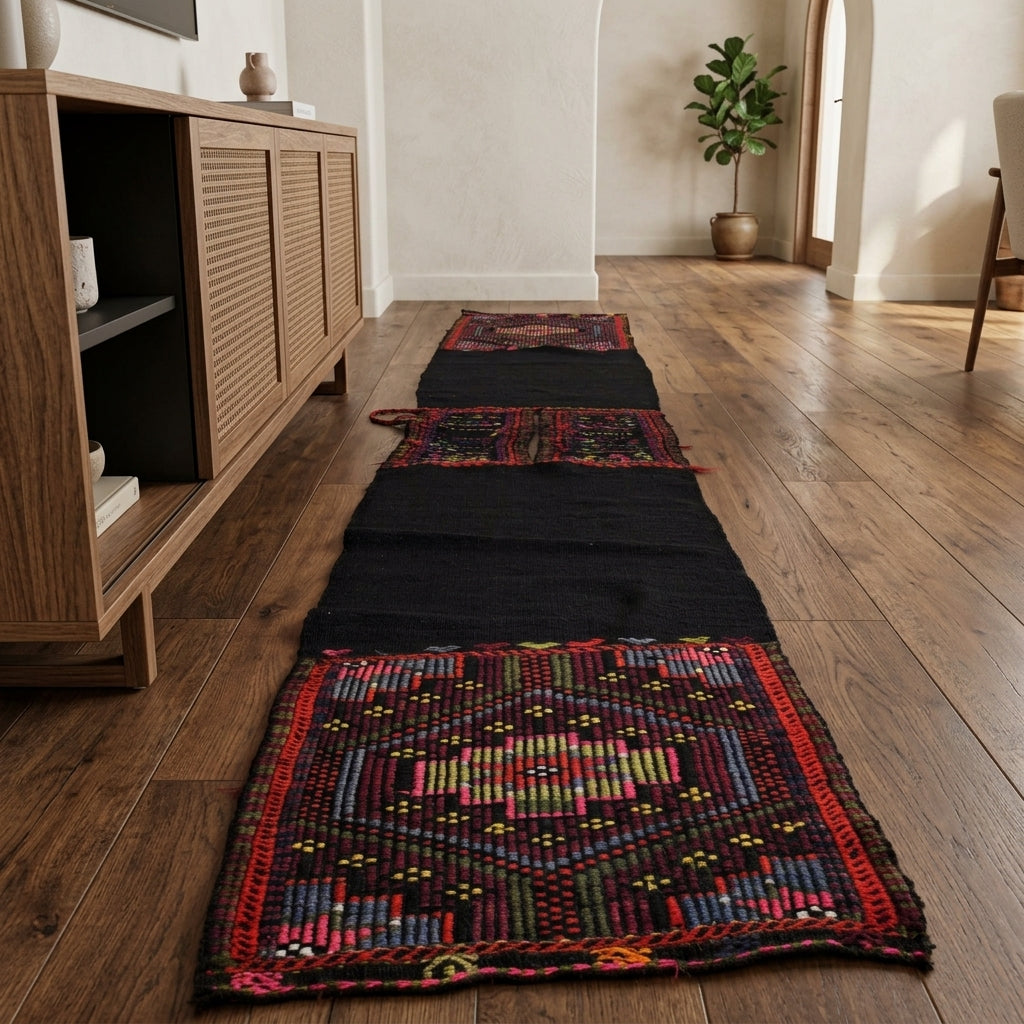 Oriental pattern on the Myrtodike vintage kilim runner rug – handwoven flatweave in Anatolia, Turkey