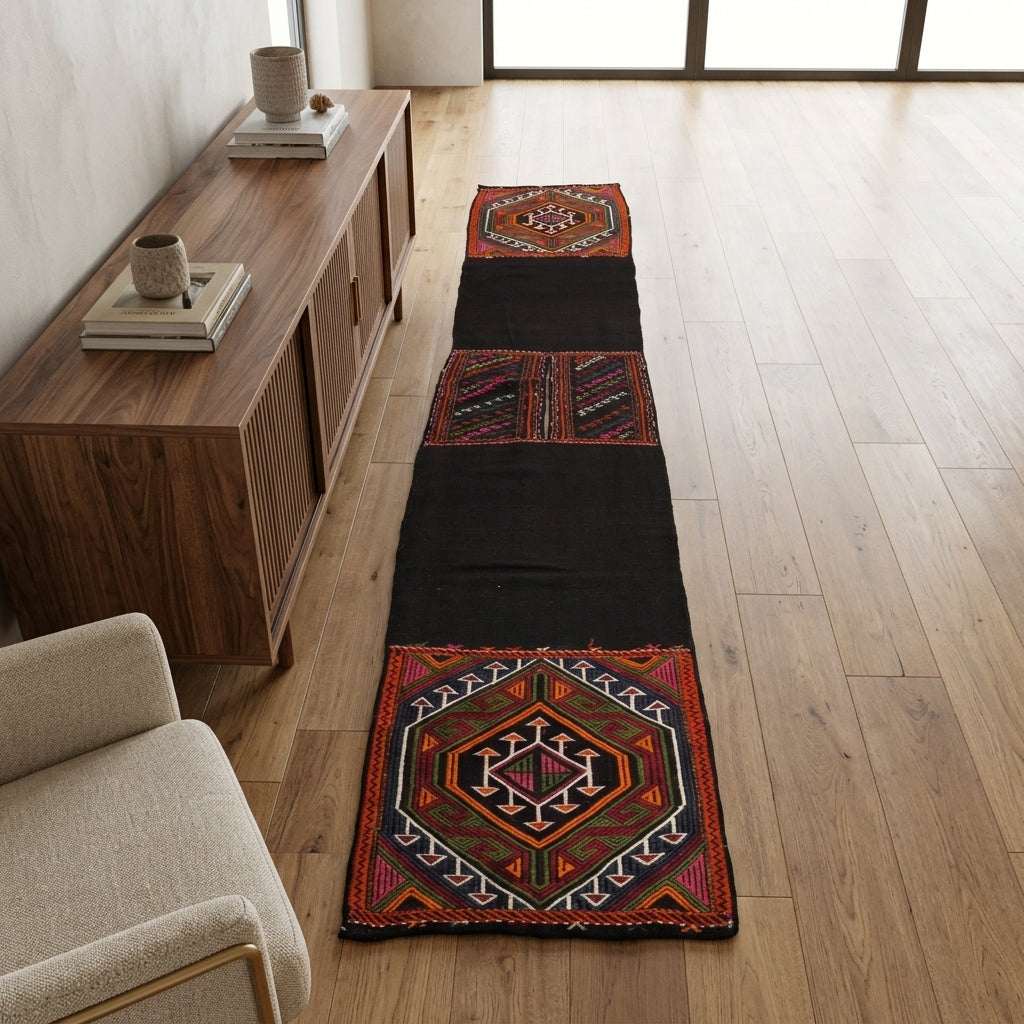 Oriental pattern on the Mujgantac vintage kilim runner rug – handwoven flatweave in Anatolia, Turkey