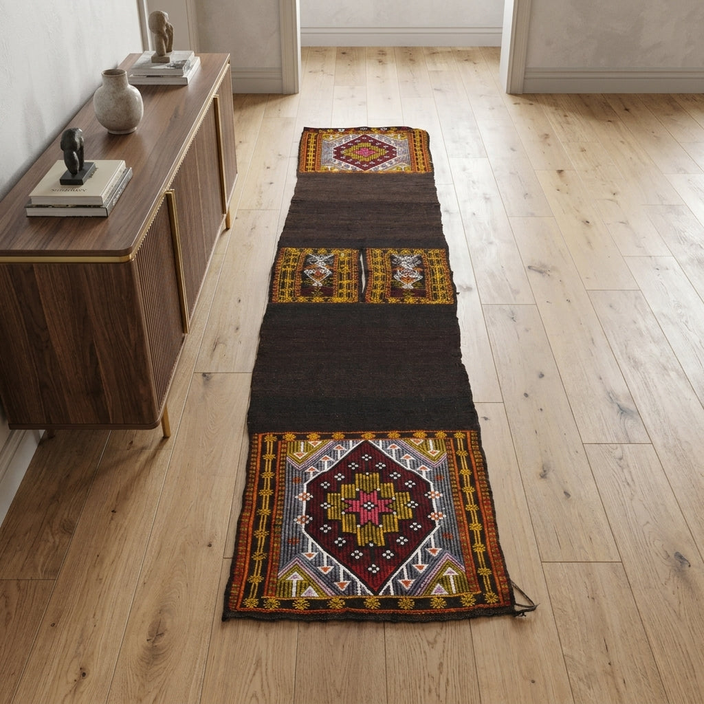 Oriental pattern on the Muhsinenaz vintage kilim runner rug – handwoven flatweave in Anatolia, Turkey