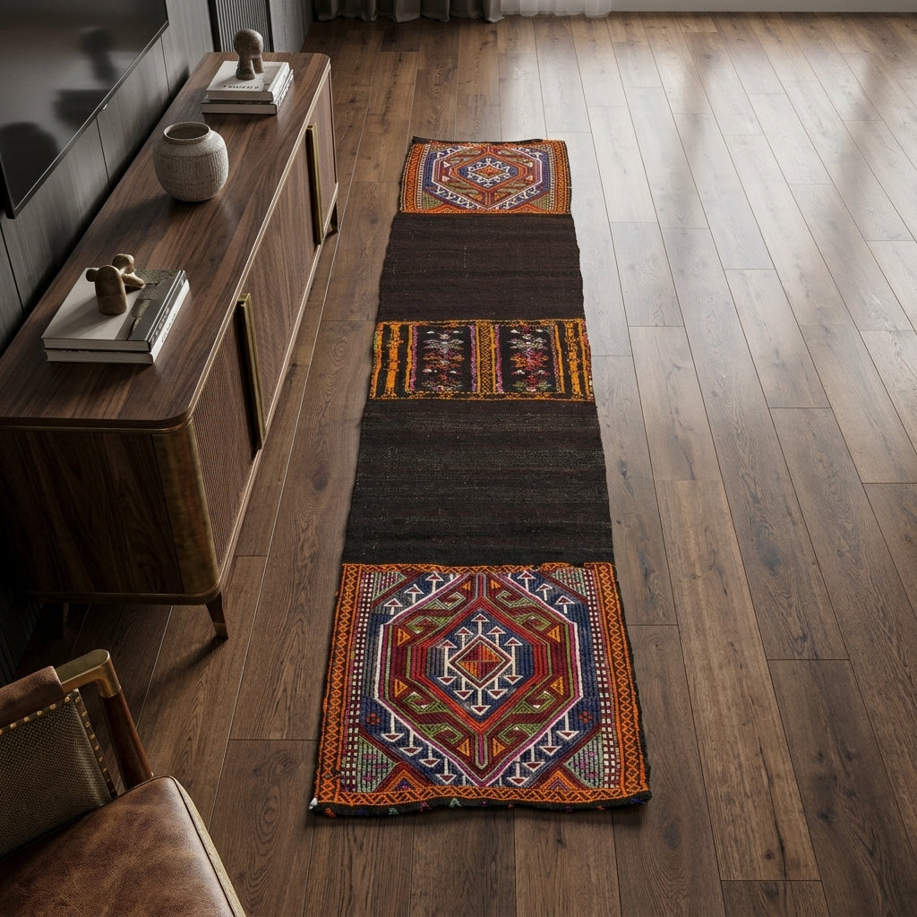 Oriental pattern on the Muazzezgul vintage kilim runner rug – handwoven flatweave in Anatolia, Turkey
