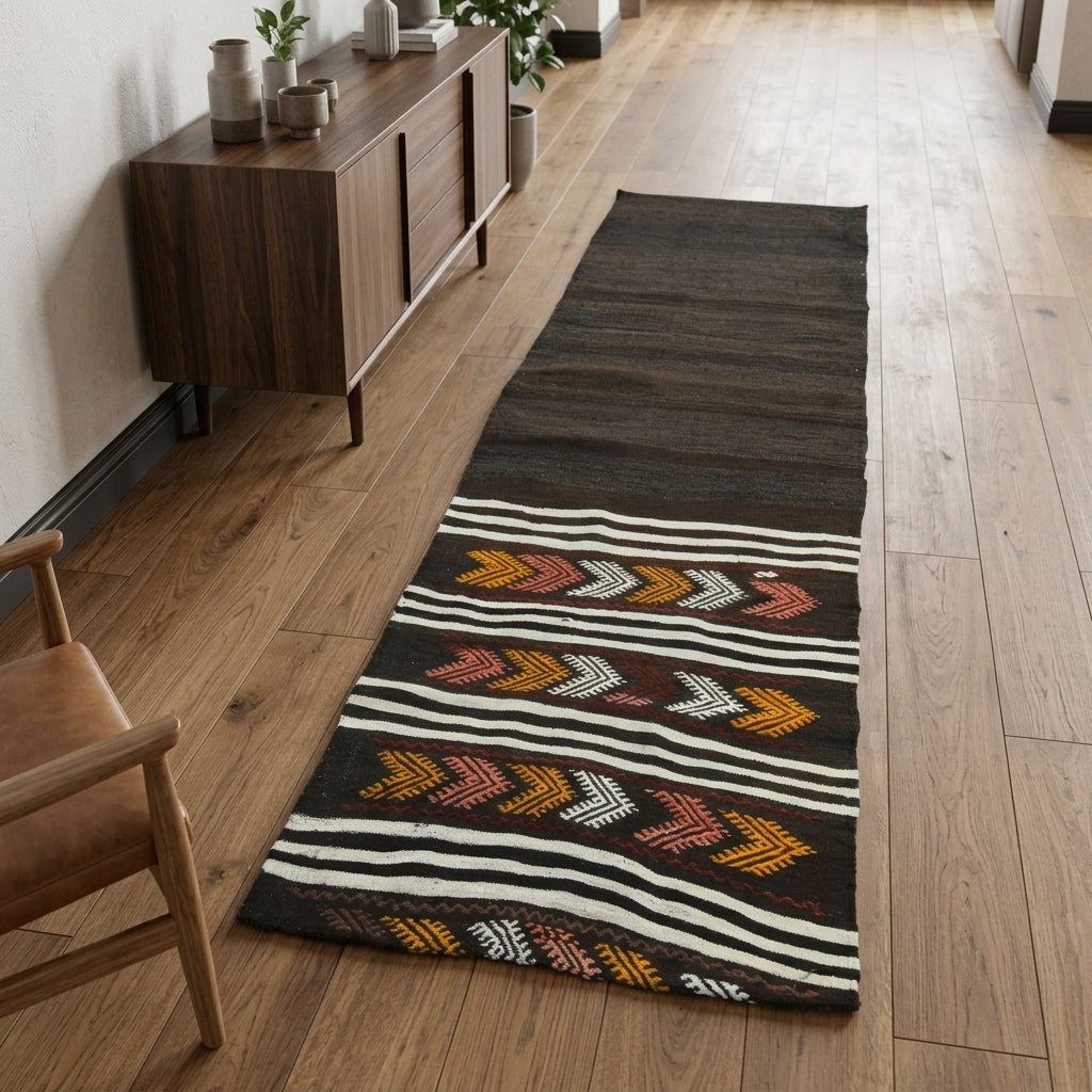 Oriental pattern on the Melissogena vintage kilim runner rug – handwoven flatweave in Anatolia, Turkey