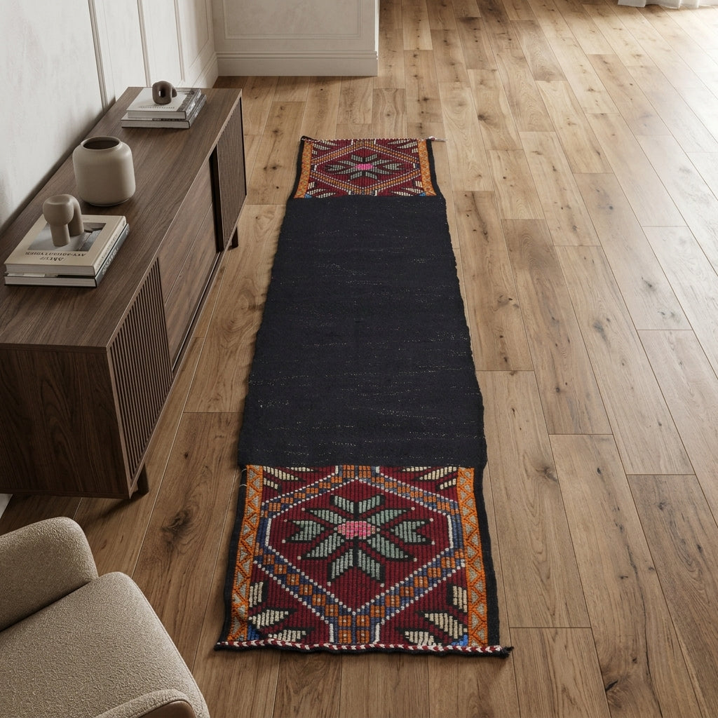 Oriental pattern on the Mihrpare vintage kilim runner rug – handwoven flatweave in Anatolia, Turkey
