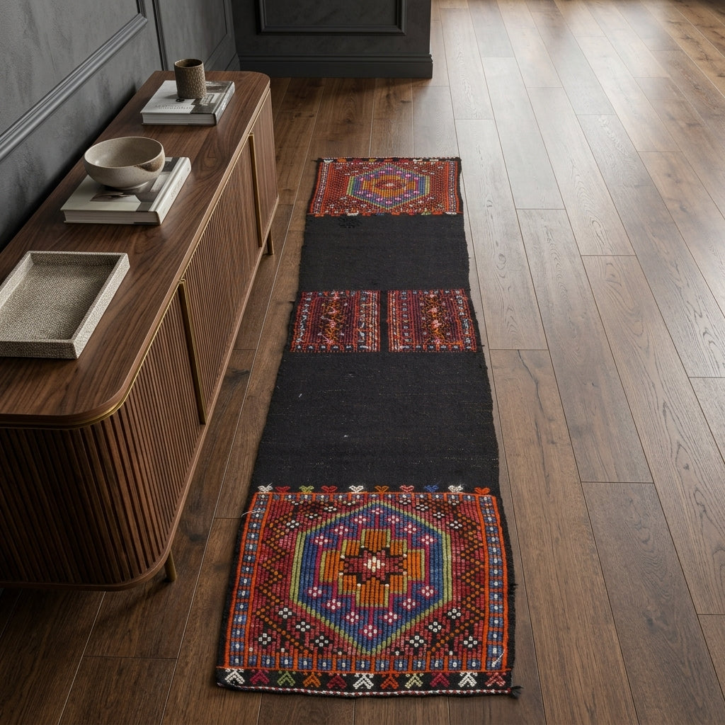 Oriental pattern on the Mihrhayat vintage kilim runner rug – handwoven flatweave in Anatolia, Turkey