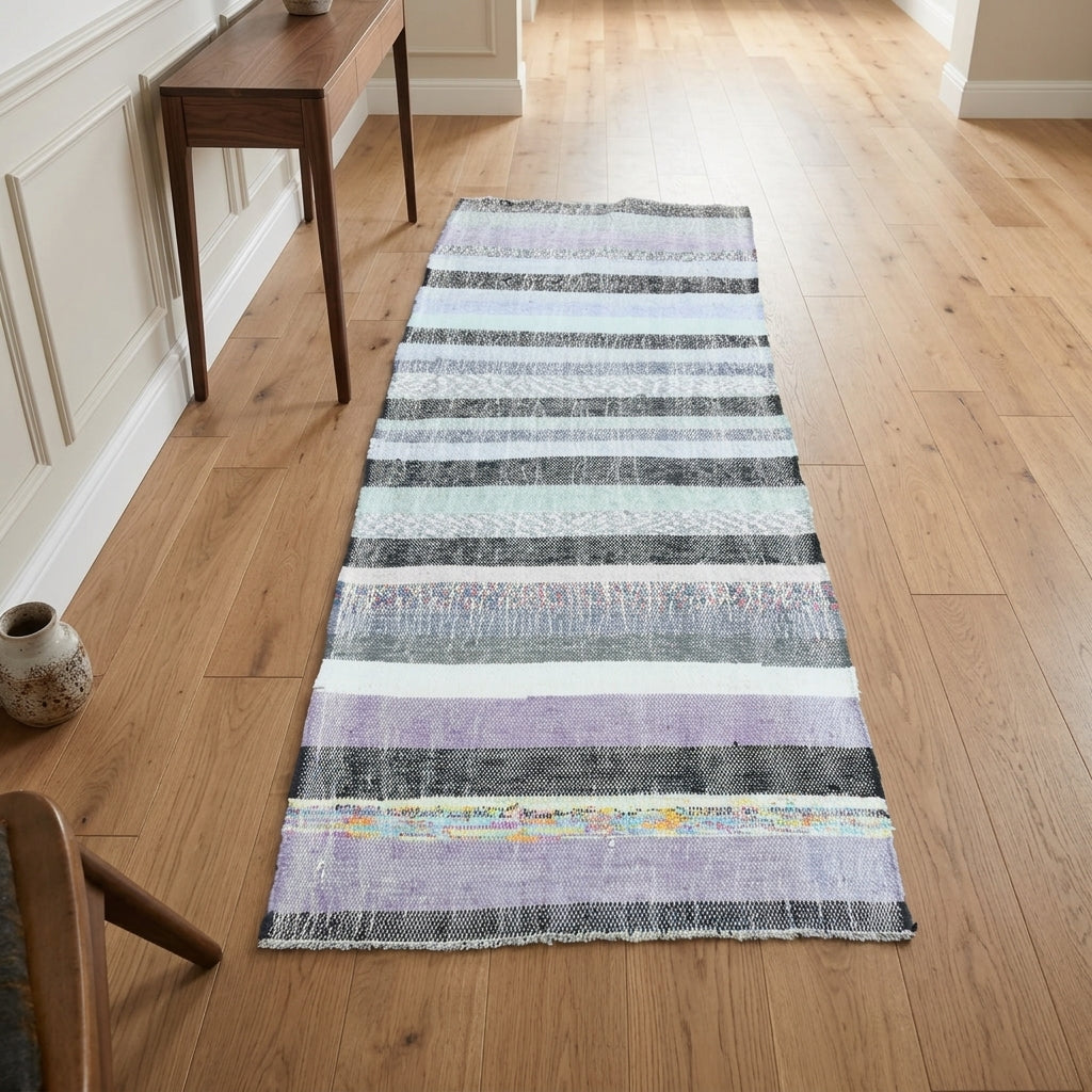 Oriental pattern on the Zambakisik vintage kilim runner rug – handwoven flatweave in Anatolia, Turkey
