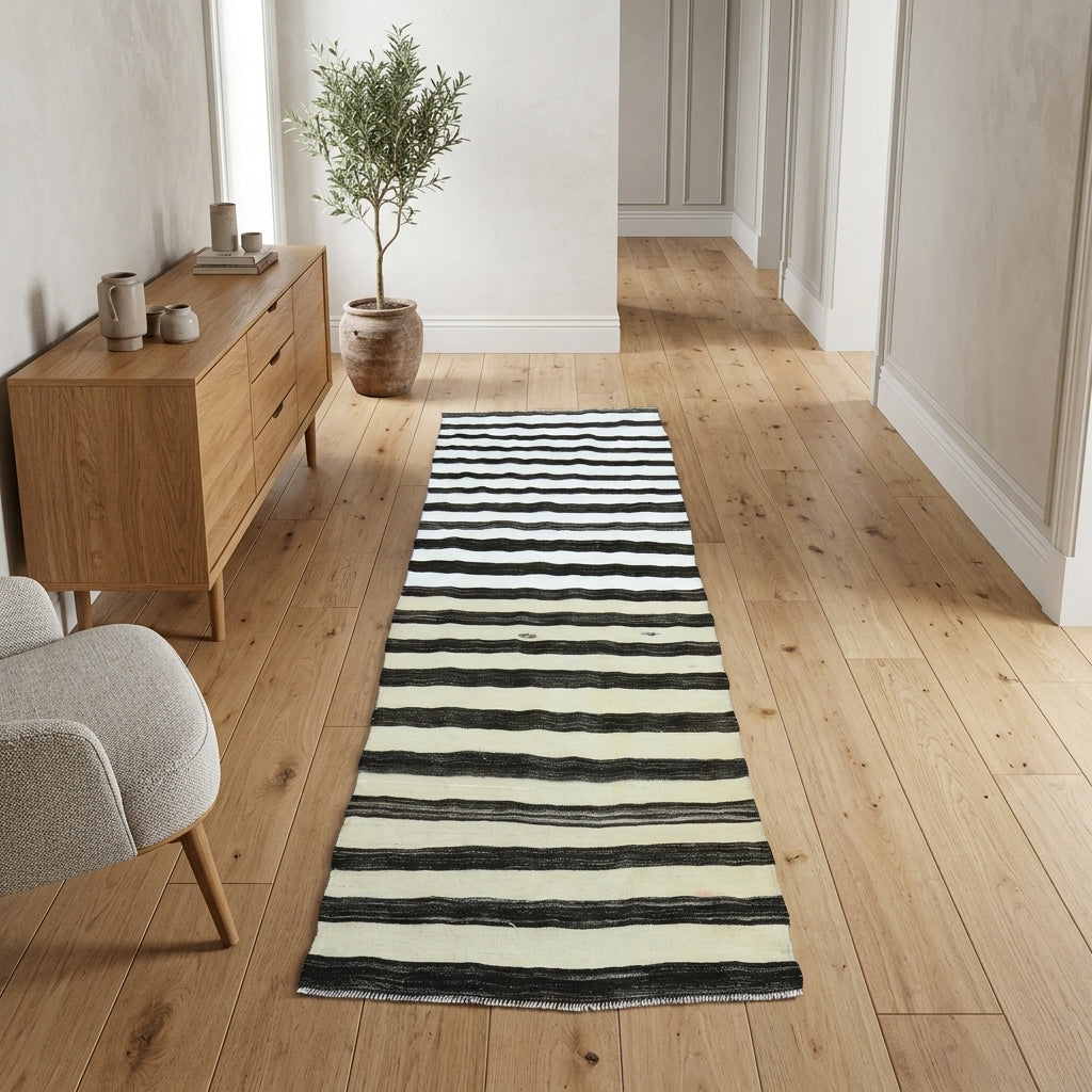 Oriental pattern on the Manisa vintage kilim runner rug – handwoven flatweave in Anatolia, Turkey