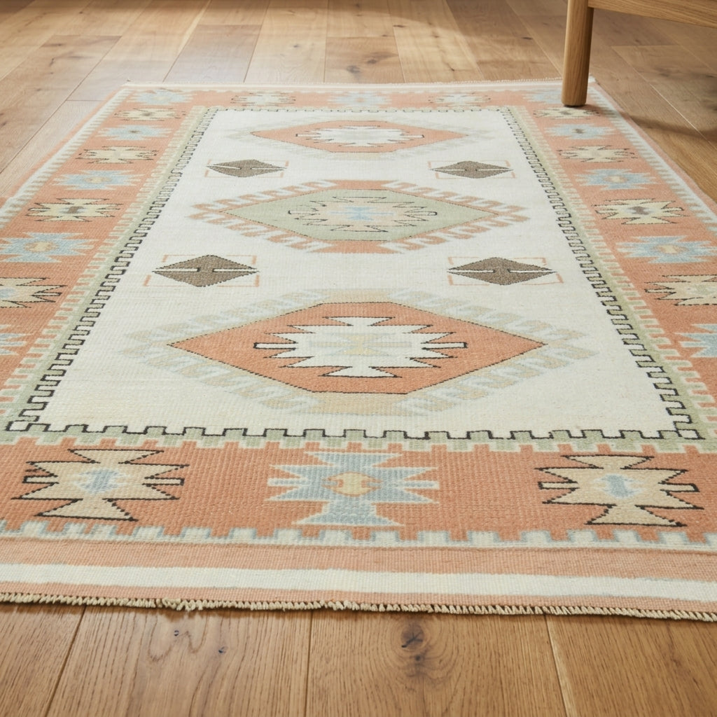 Oriental pattern on the Mehyaz vintage area rug – handmade in Anatolia, Turkey