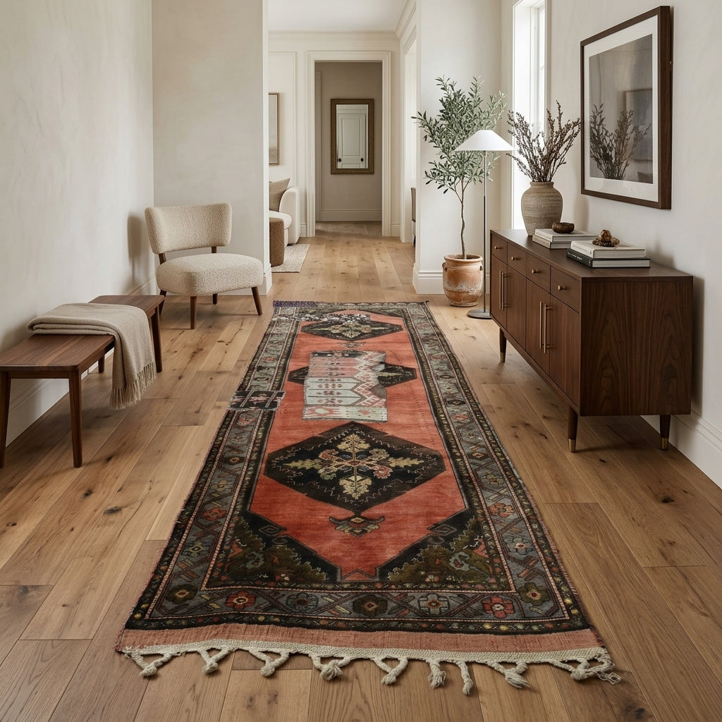 Oriental pattern on the Hedyphile vintage patchwork runner rug – handmade in Anatolia, Turkey