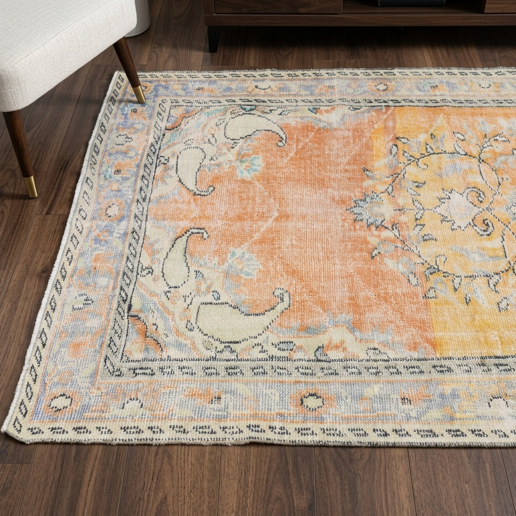 Oriental pattern on the Berrakdil vintage area rug – handmade in Anatolia, Turkey
