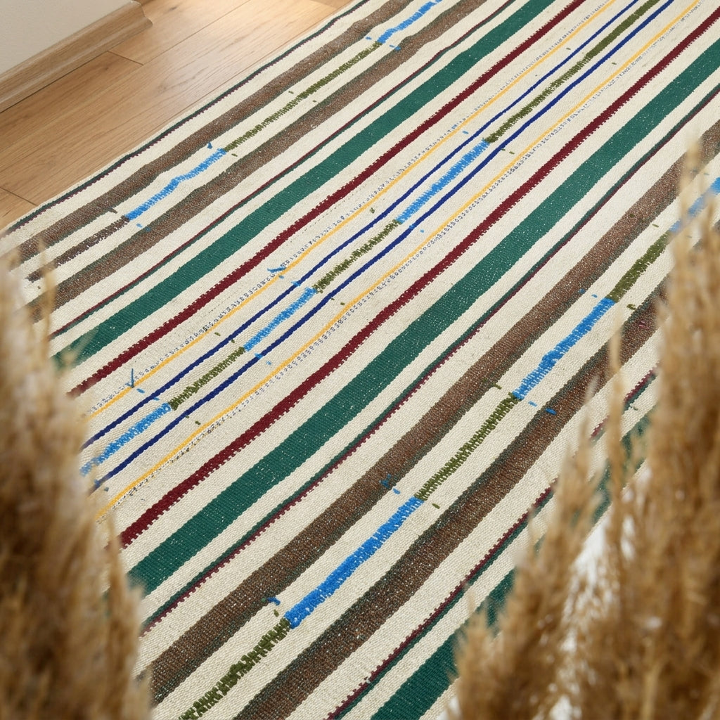 Striped pattern on the Mahsuzenur vintage kilim rug – handwoven flatweave in Anatolia, Turkey