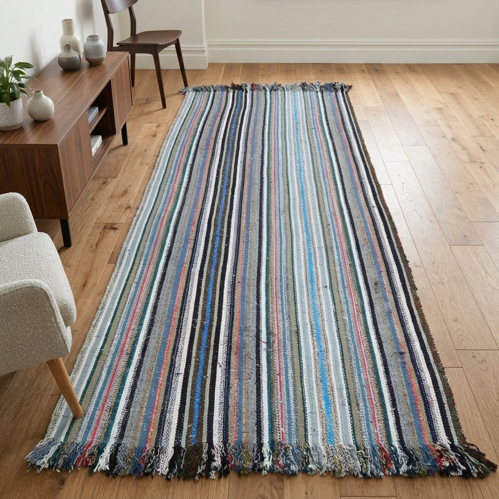 Striped pattern on the Ipekruh vintage kilim runner rug – handwoven flatweave in Anatolia, Turkey