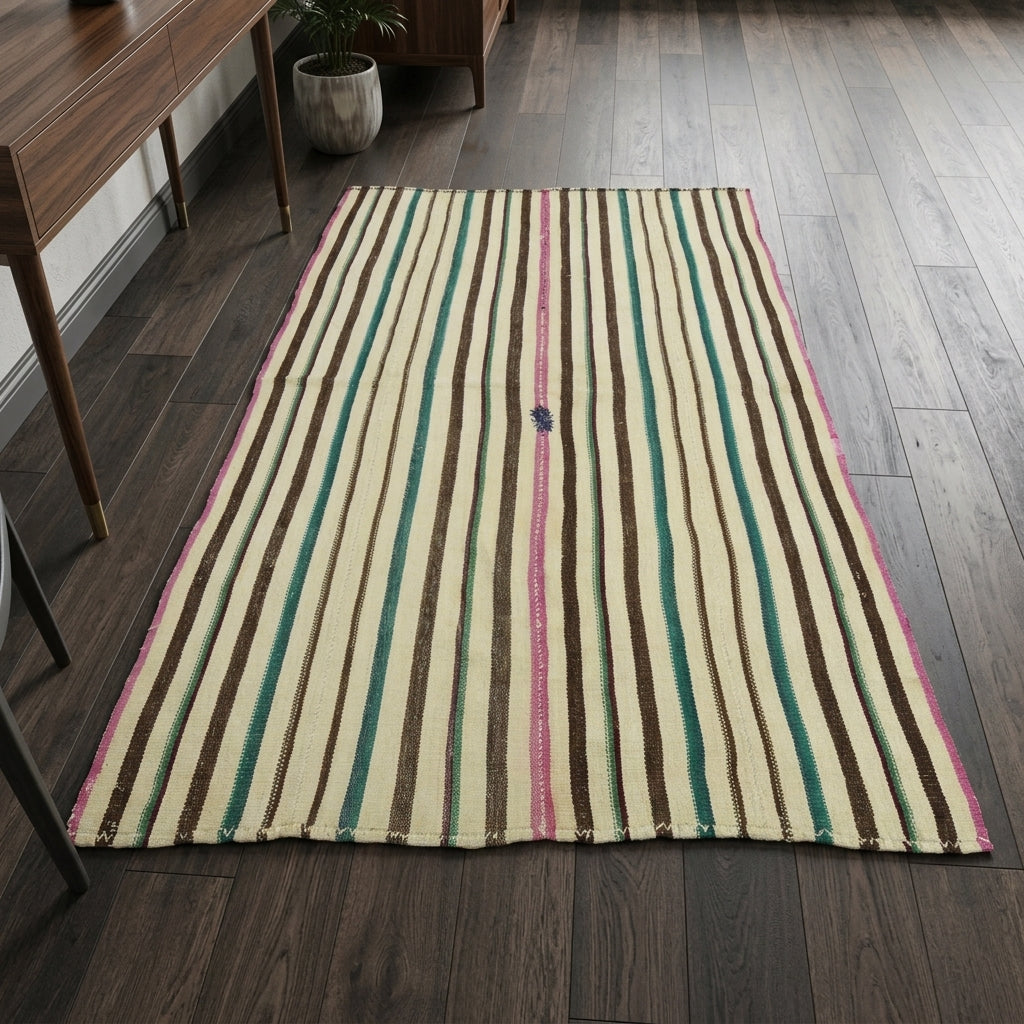Striped pattern on the Parvaneh vintage kilim rug – handwoven flatweave in Anatolia, Turkey