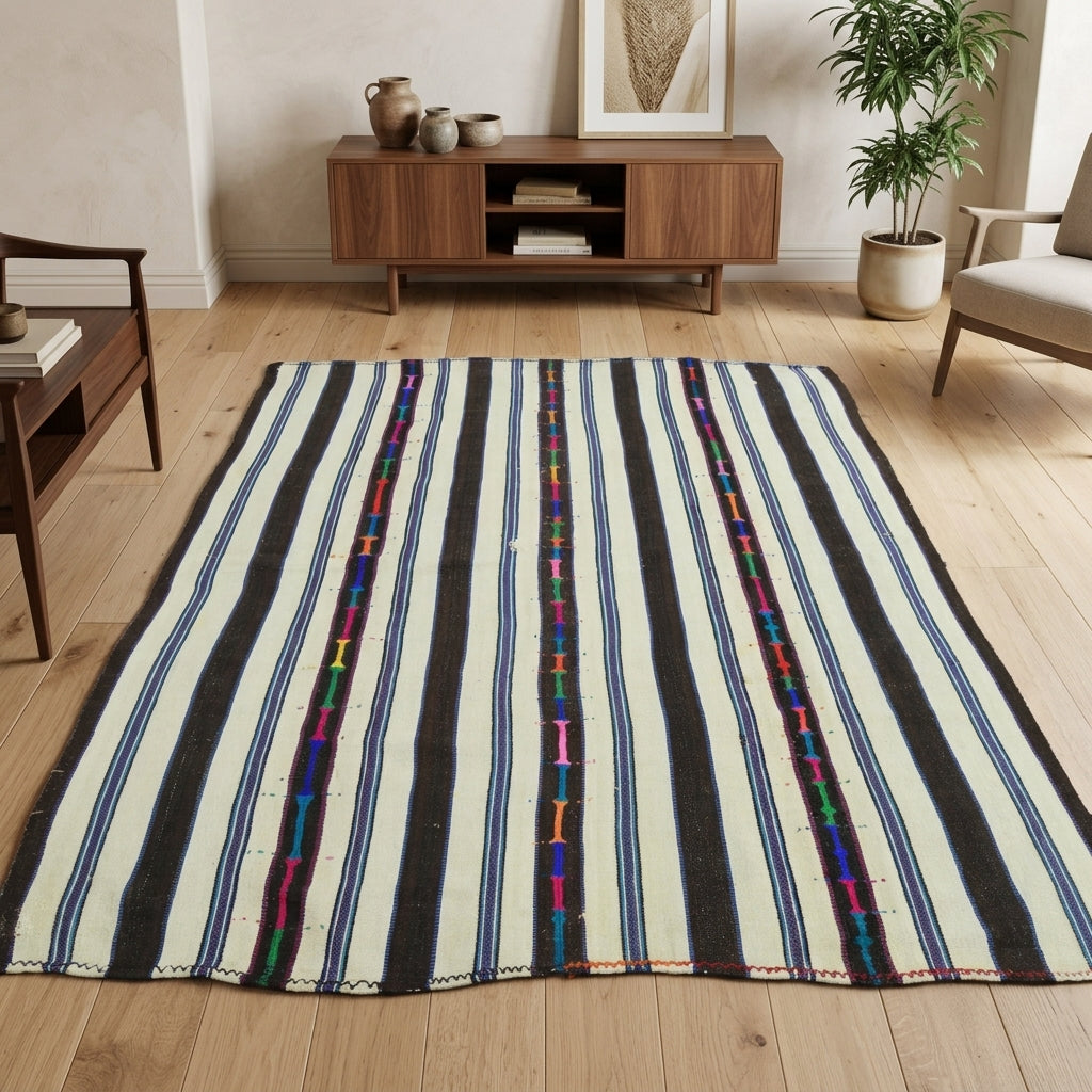Striped pattern on the Pelagope vintage kilim rug – handwoven flatweave in Anatolia, Turkey