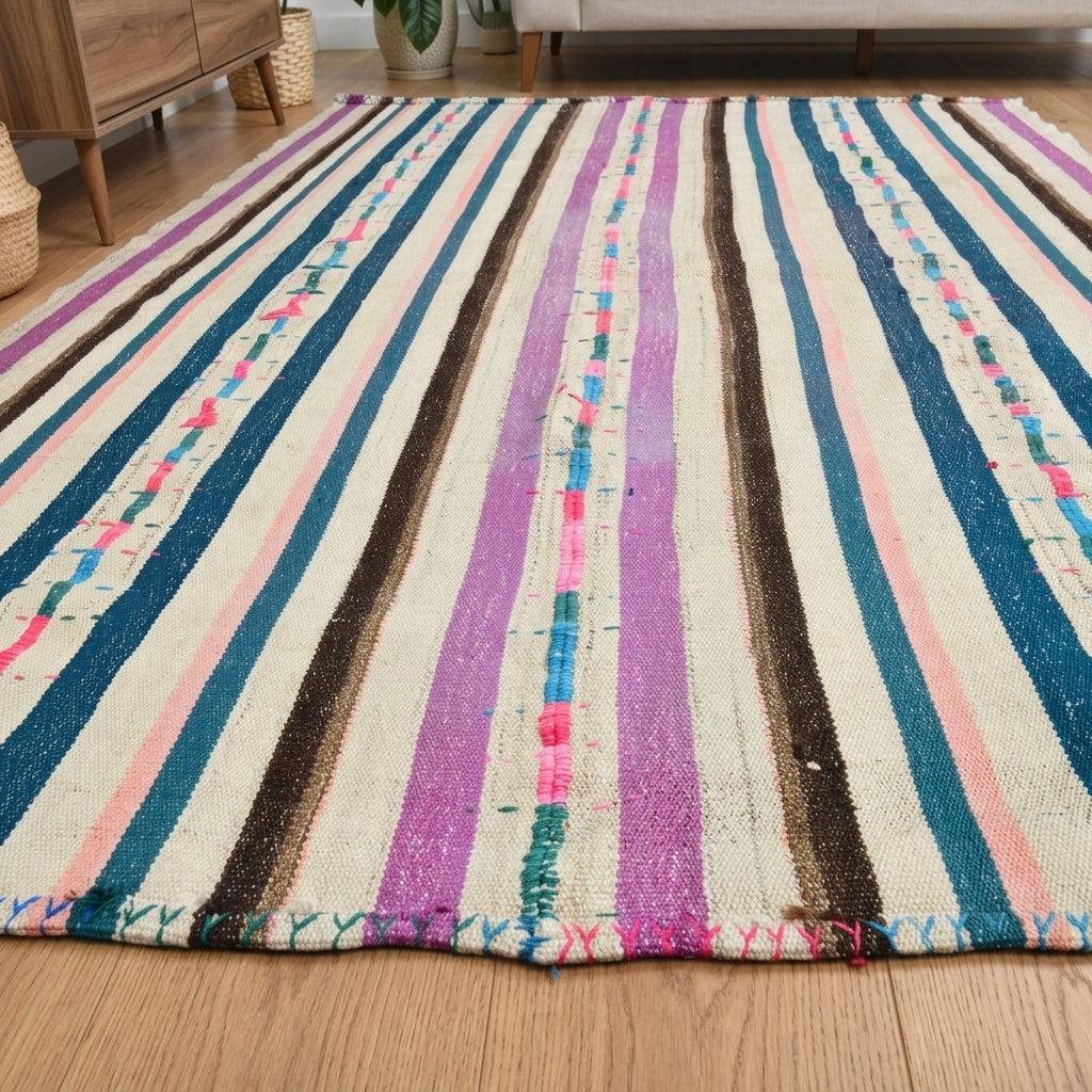 Striped pattern on the Phaenokome vintage kilim rug – handwoven flatweave in Anatolia, Turkey