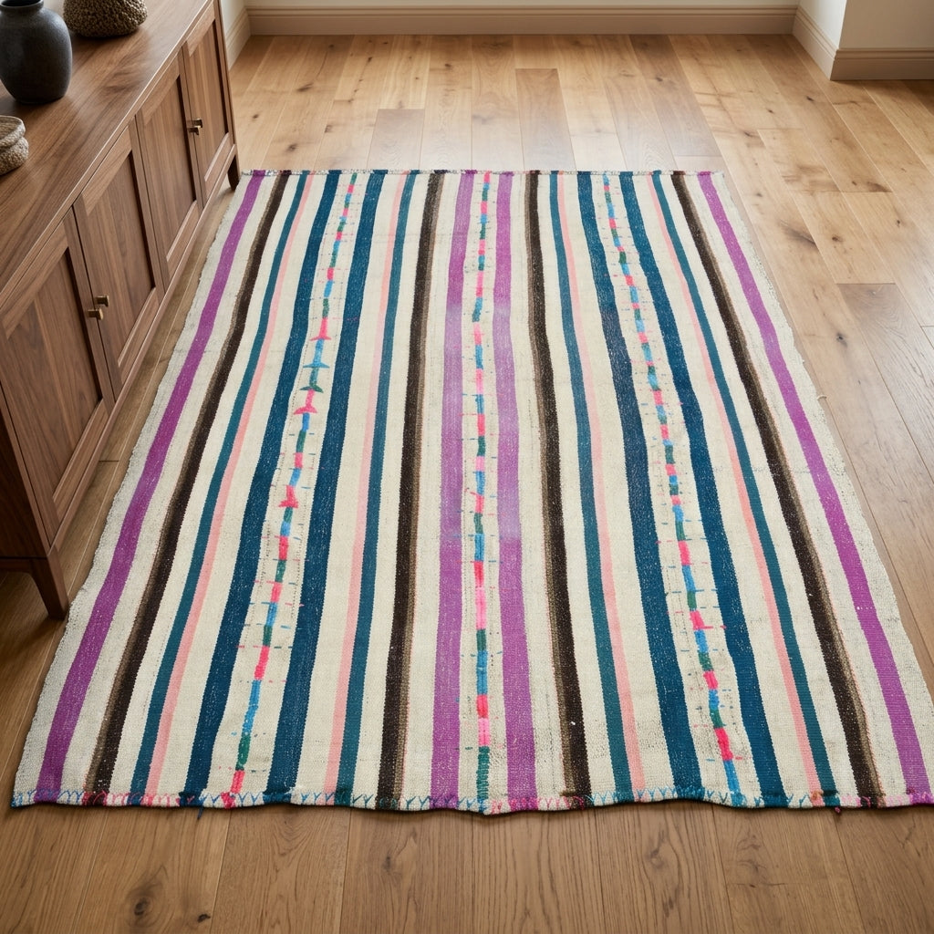 Striped pattern on the Phaenokome vintage kilim rug – handwoven flatweave in Anatolia, Turkey