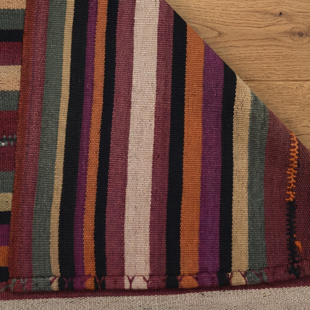 Striped pattern on the Nevsever vintage kilim rug – handwoven flatweave in Anatolia, Turkey