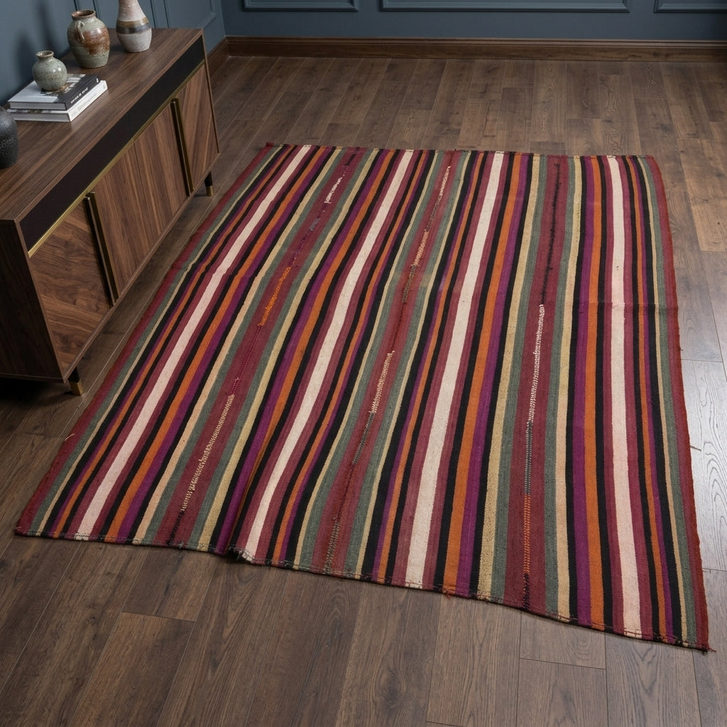 Striped pattern on the Nevsever vintage kilim rug – handwoven flatweave in Anatolia, Turkey